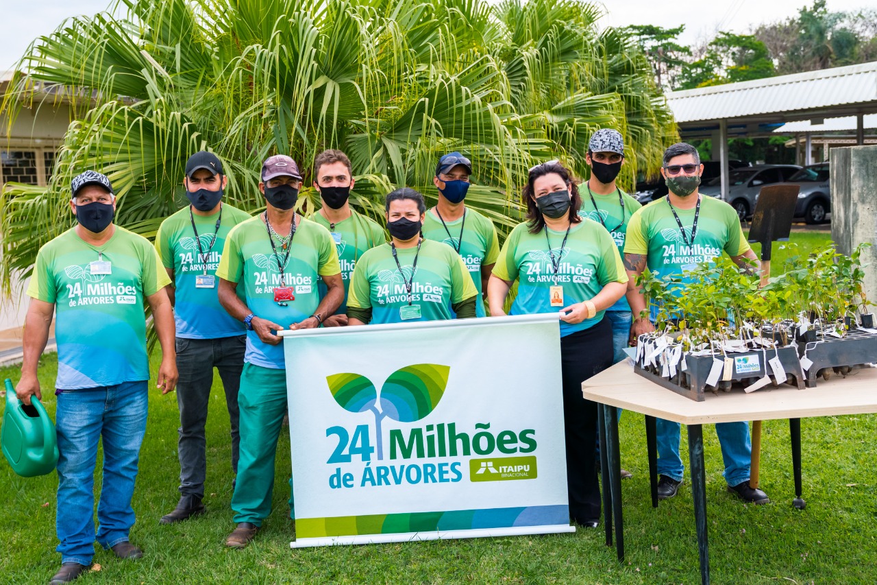 Empregados da Itaipu também fizeram plantios comemorativos. Foto: Alexandre Marchetti.